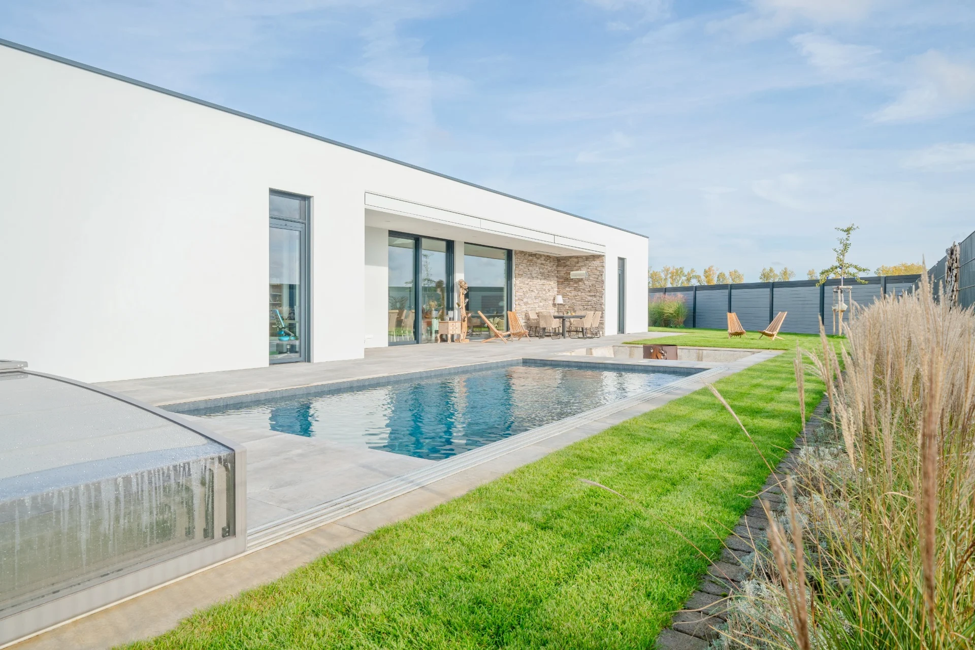 Einfamilienhaus in Barleben: helle Fassade, großzügige Terrasse und Pool