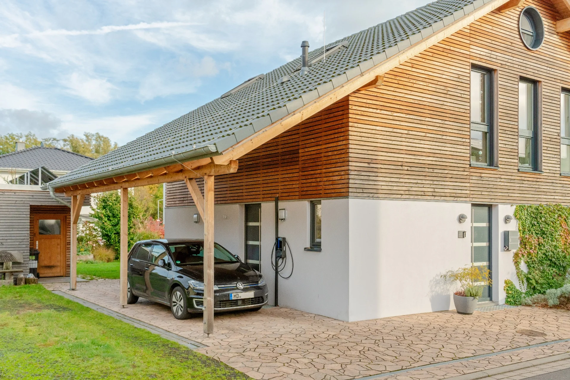 Magdeburg · Stadtfeld – Holz außen. Offenheit innen., Gesamtansicht